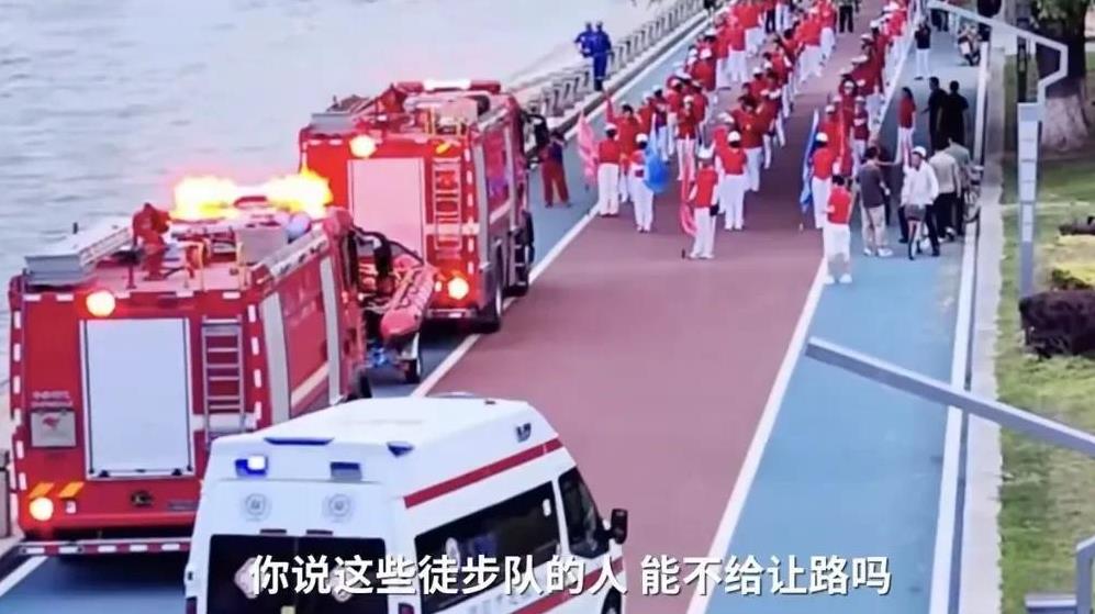 辽宁朝阳暴走团事件持续发酵，暴走团群主却坚称当时特种车辆非紧急任务，队伍在景区