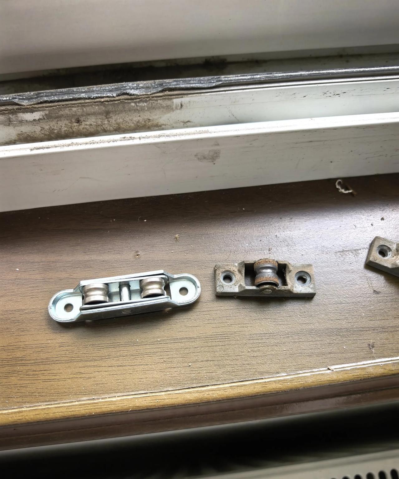 家里的窗户推拉门用的年数长了，总是推不动，一开始自己不会修，找了某鸟平台，上门就