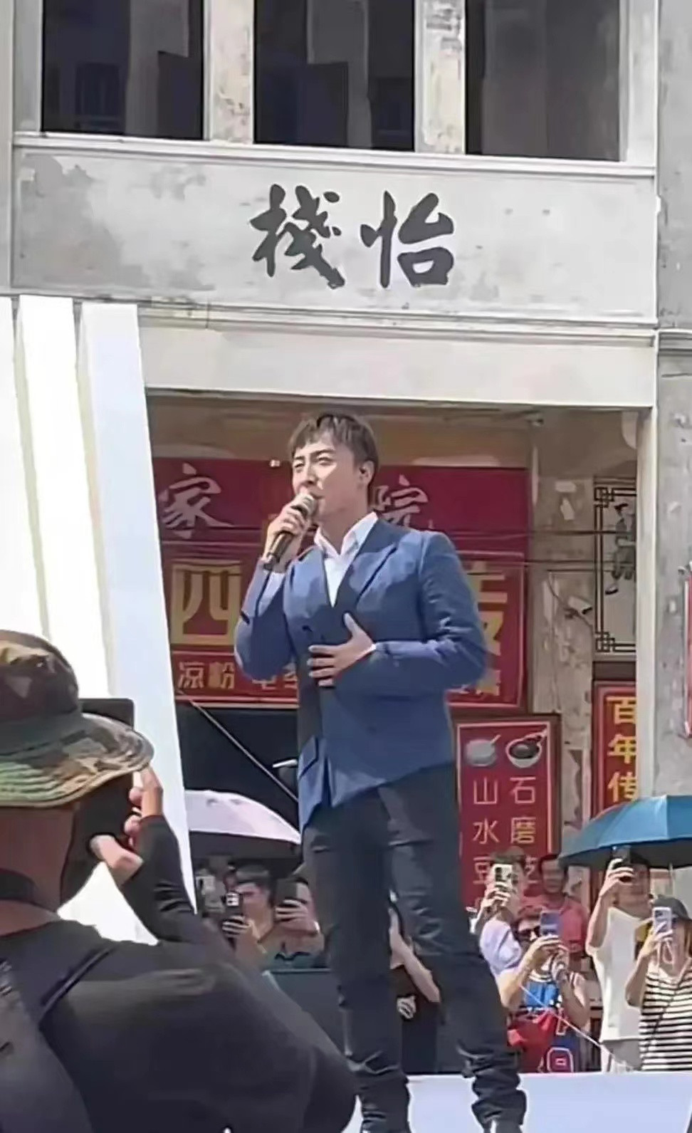 曾经是风靡全国的巨星，为了温饱只得在这个小镇上商演，即便酷暑难耐，仍然表现得十分
