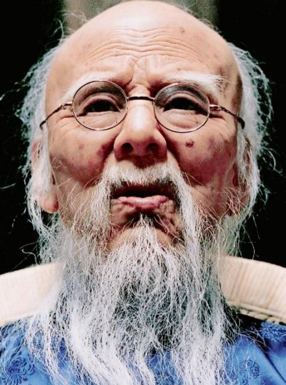 1953年，有人花2块钱向齐白石求画，齐白石只画了2片咸鸭蛋，对方陪着笑脸说：“