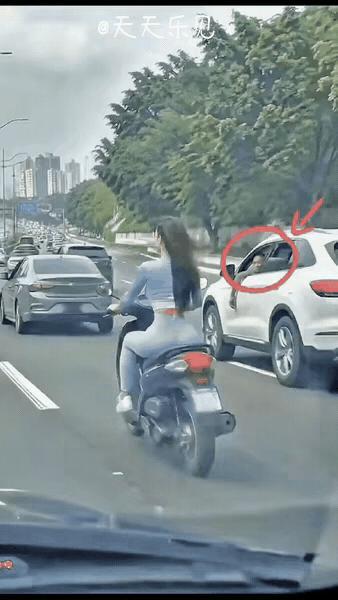 这就是看美女付出的代价[捂脸哭]