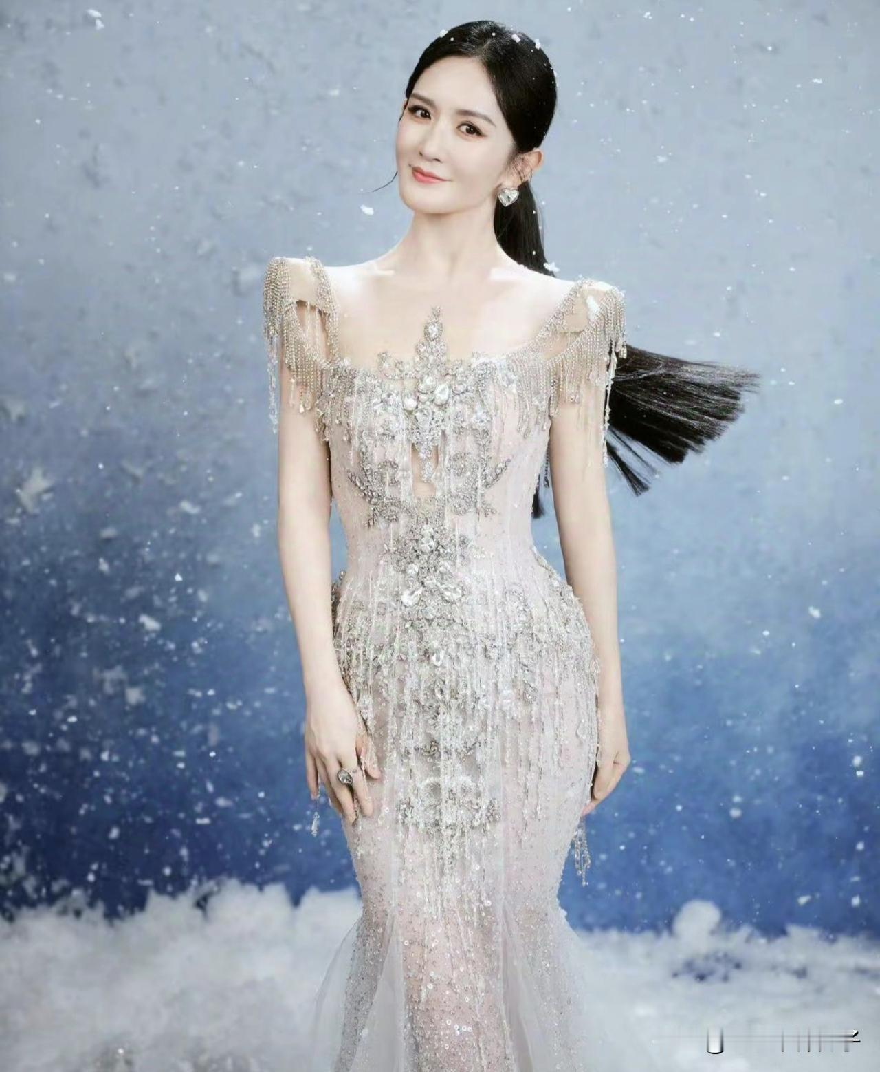 尴尬了！谢娜出席活动被保安拦在门外……11月3日，视界大会红毯环节，众多明星纷