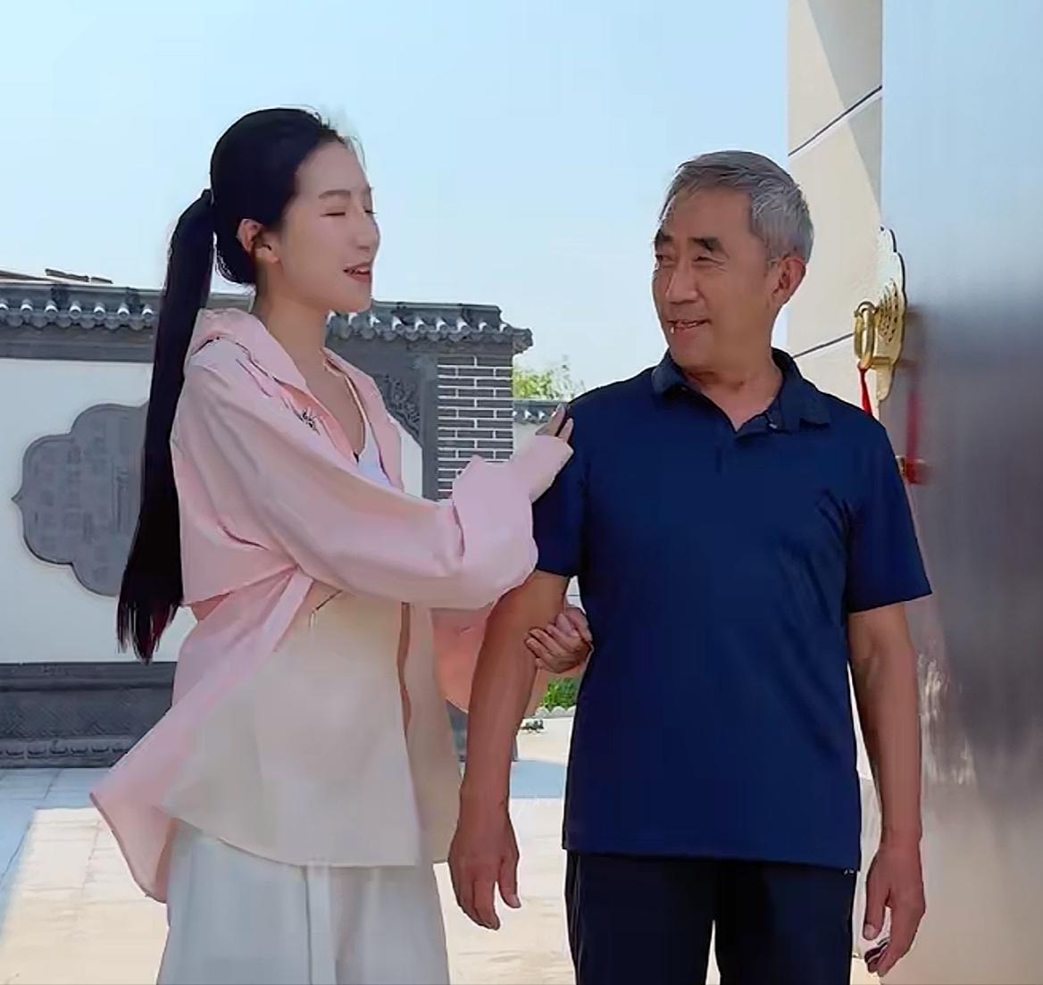 曝知名网红麦小登疑似怀三胎。农村豪宅已正式落成，家具城豪选家具，公公居然表示要