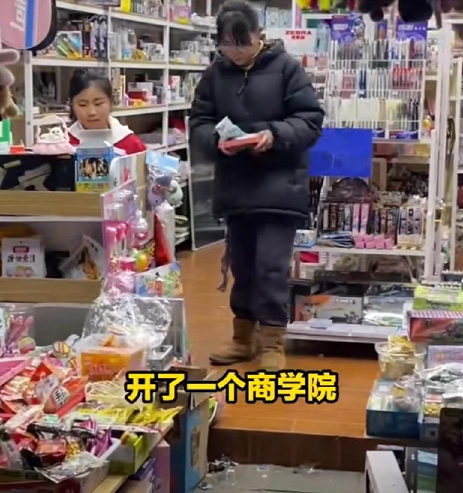 难以置信！12岁女孩用4万元盘下文具店，上学期间雇妈妈看店。妈妈：“每个月给我3