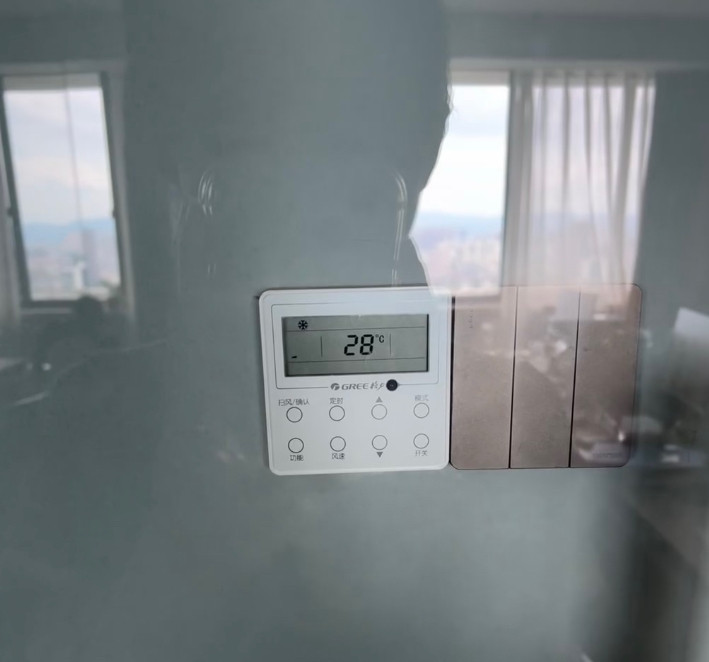 公司来了一位女员工，天天抱怨办公室空调太冷了，每天要把空调开到28度，我们说她如
