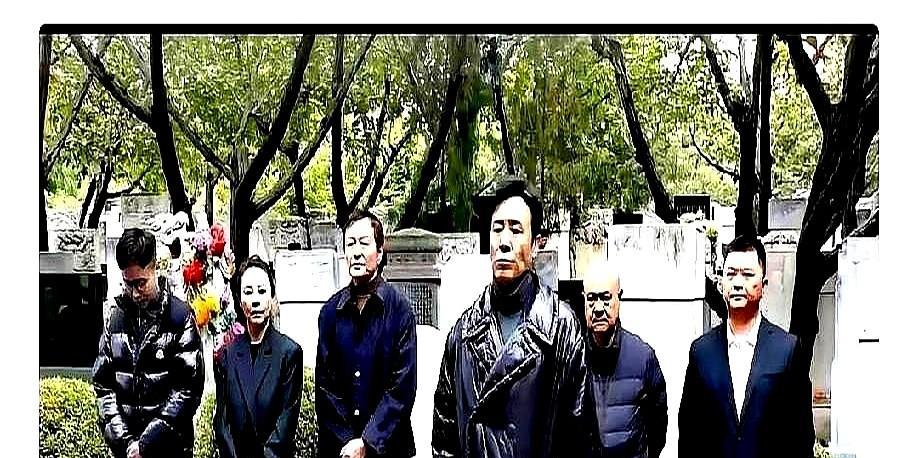 于和伟没发一条微博,却让2亿人知道了吴石。他一个人去福州陵园,献了束花,放下剧