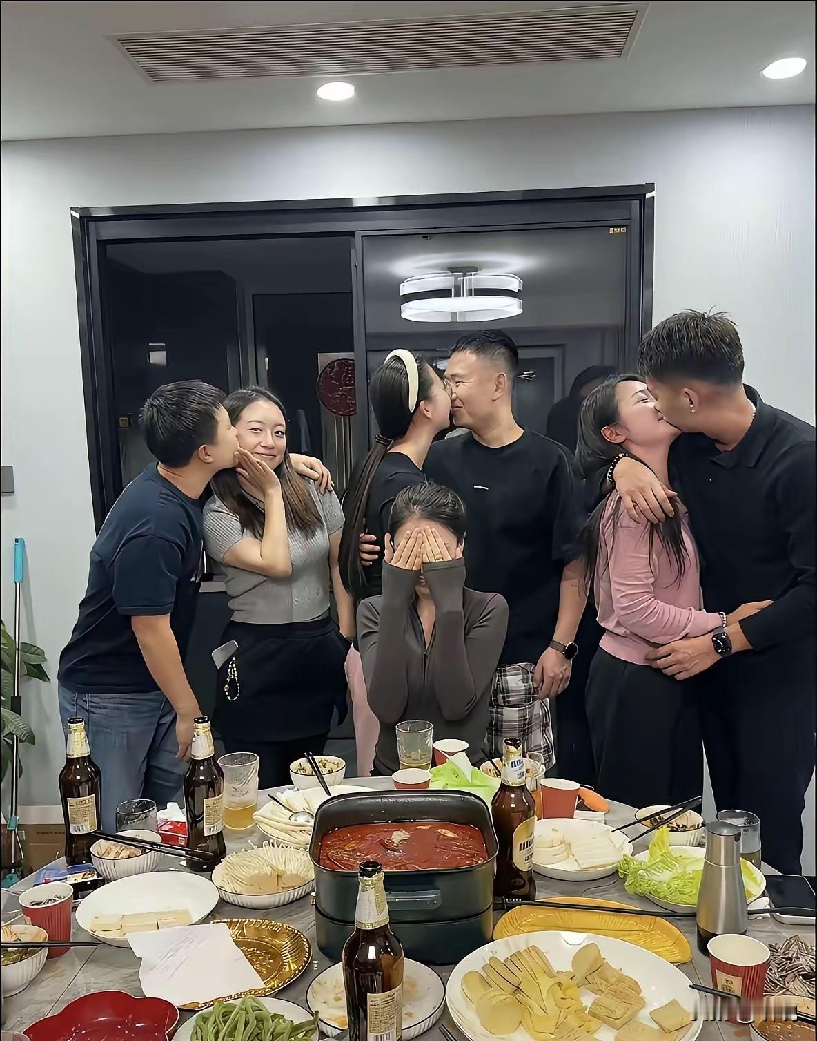 这年头聚餐不带上个男人，都没脸吃饭了