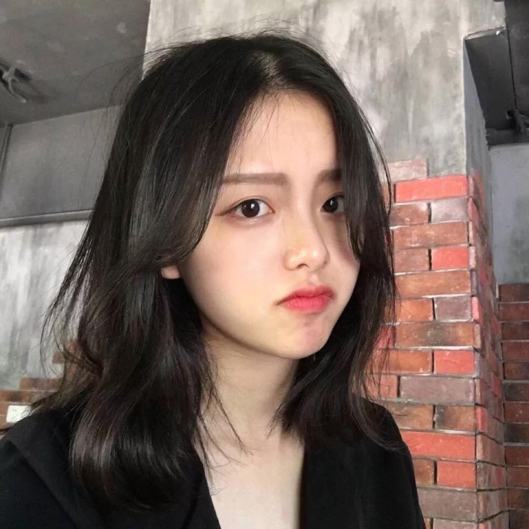 沉思的少女，砖墙背景，黑色外套，自然光影秋日少女照夜景气质少女自然光下少女