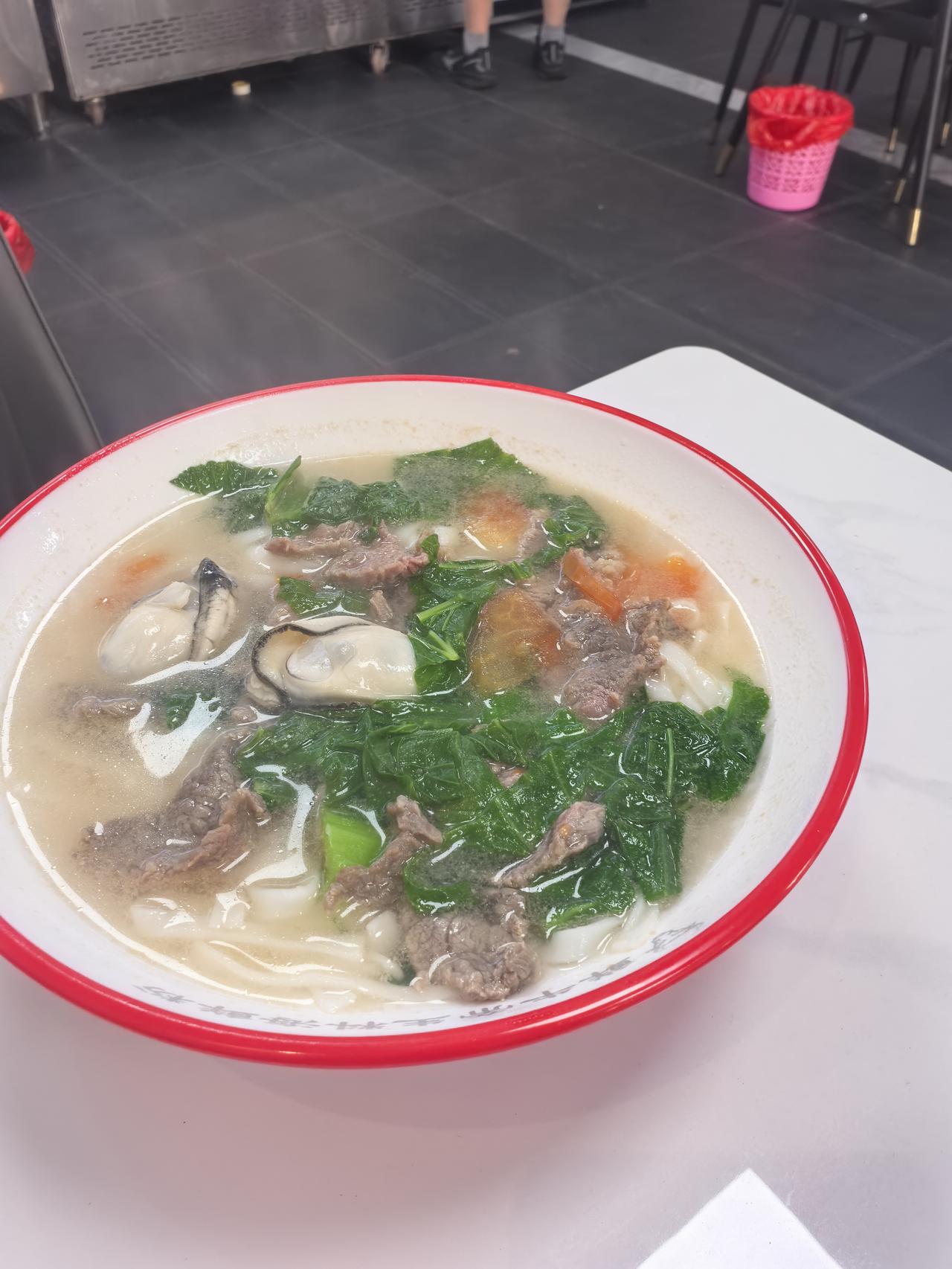 在广西北海，一家人三口人去了侨港风情街，三个人吃米粉，花了45元，真的是太满足了