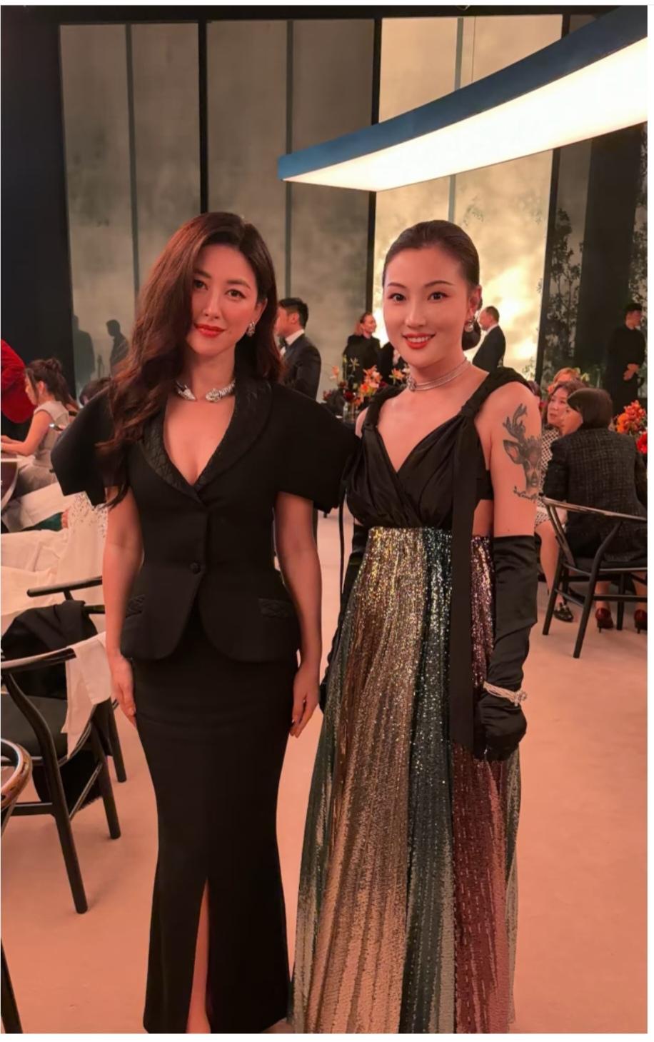 朱珠，裙子有点太瘦了，显得上宽下窄。