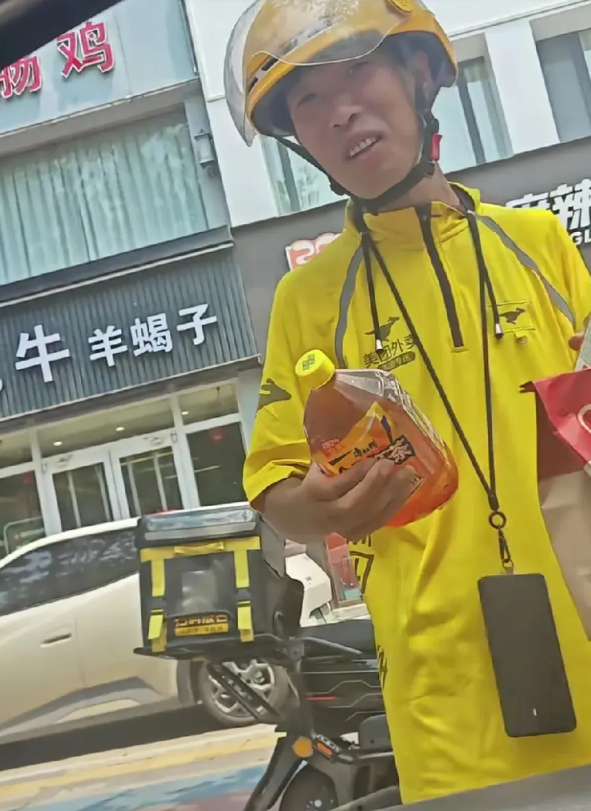 外卖小哥刚要骑车离开时，突然被路旁小车里的一名年轻女子喊住了，外卖小哥满脸疑惑地