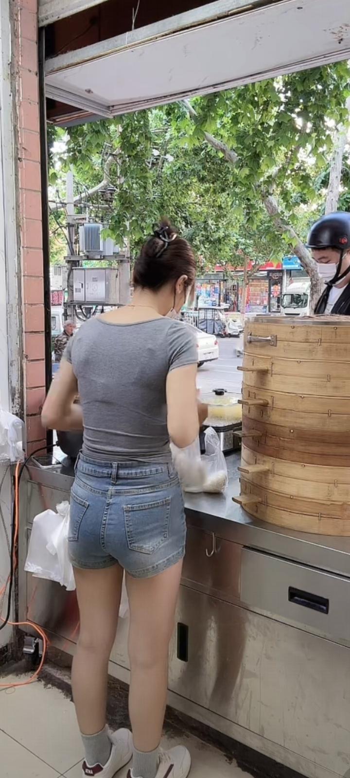 清风拂柳岸，明月照庭前。一念相思起，浮生只为缘
