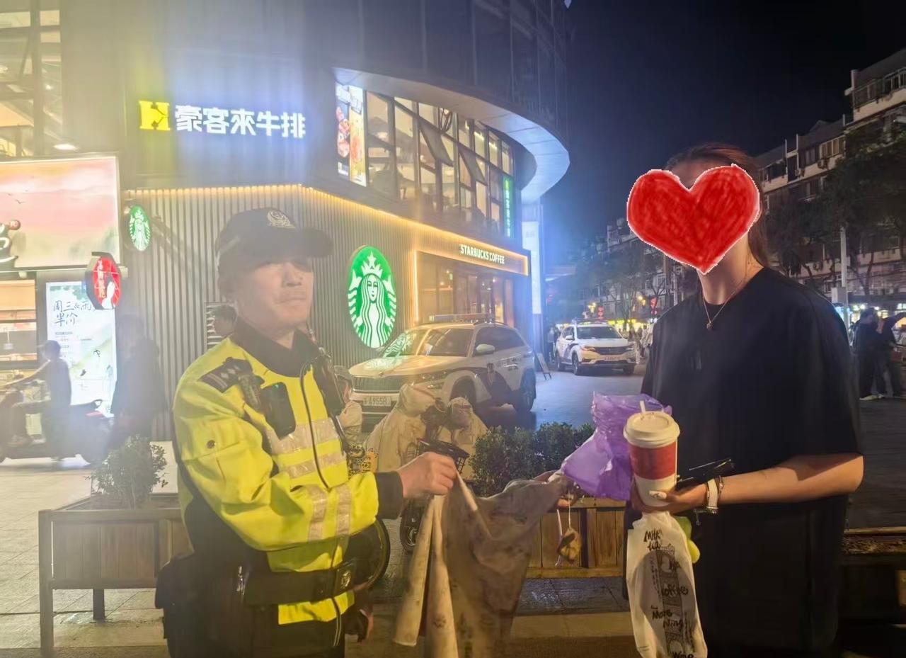 【南京鼓楼交警夫子庙执勤期间接连助游客寻回失物】4月5日晚，南京交管鼓楼区大队民