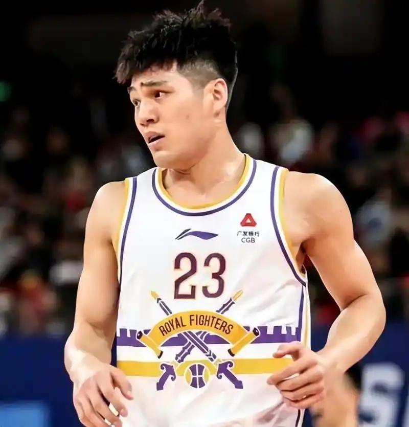 回避条款？广州龙狮今天客场打北控，陈国豪并没有出现在12人大名单。也没有听说陈国
