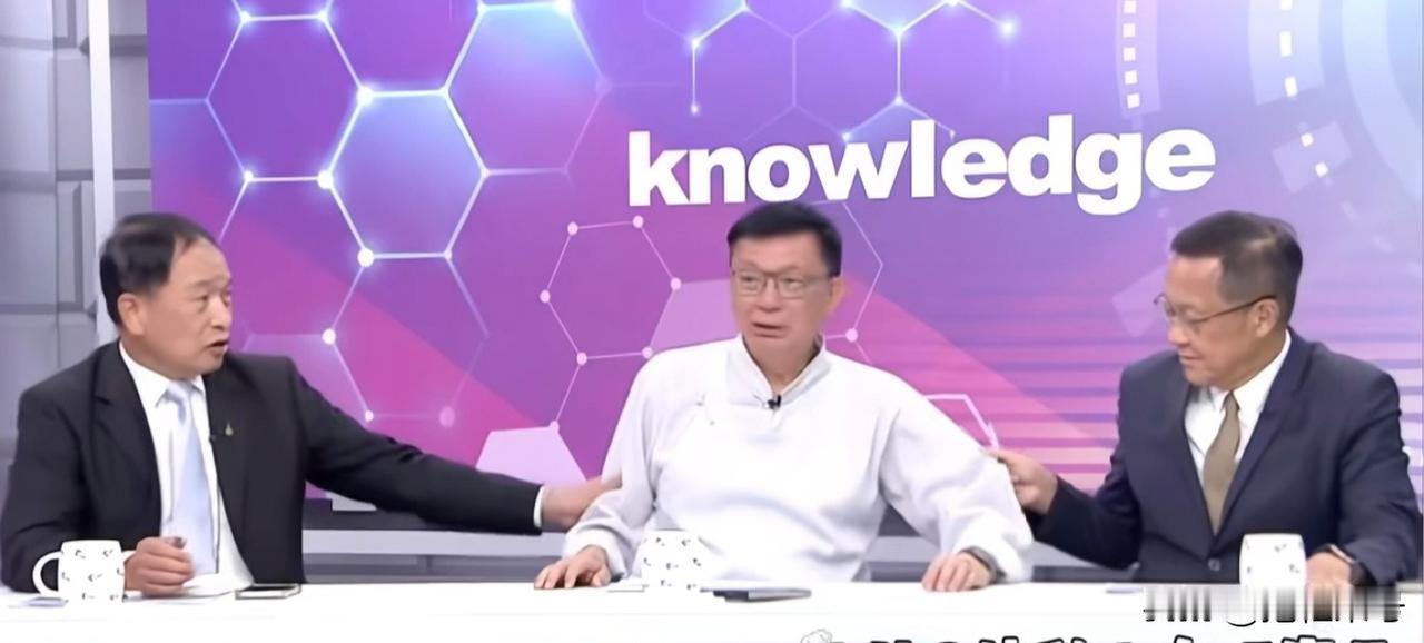 满满自豪感！苑举正教授从西藏返回台湾之后，身着藏服登上岛内政论节目。同场嘉宾张延