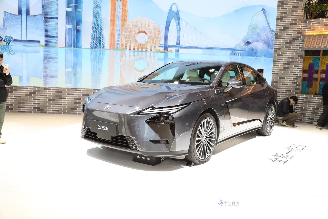 2025广州车展上，雷克萨斯ES彻底“变脸”！是破圈还是翻车？[吃瓜]全