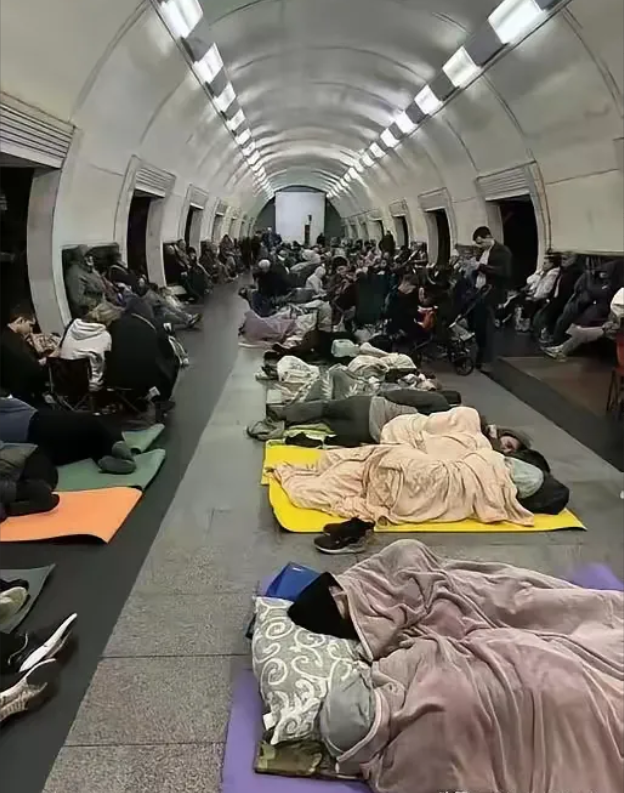 基辅的百姓苦了，只好在地铁里面躲避空袭，有人直接睡在地上，有人根本无法睡觉，。他