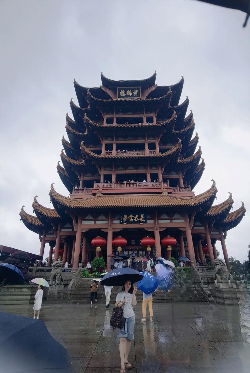 武汉的中部科创中心地位目前来看还是比较稳固的，但也面临着挑战。武汉高校云集，有
