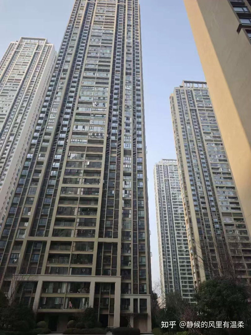 太吓人了真有人敢买这样的房子你以为这是哈利法塔呢