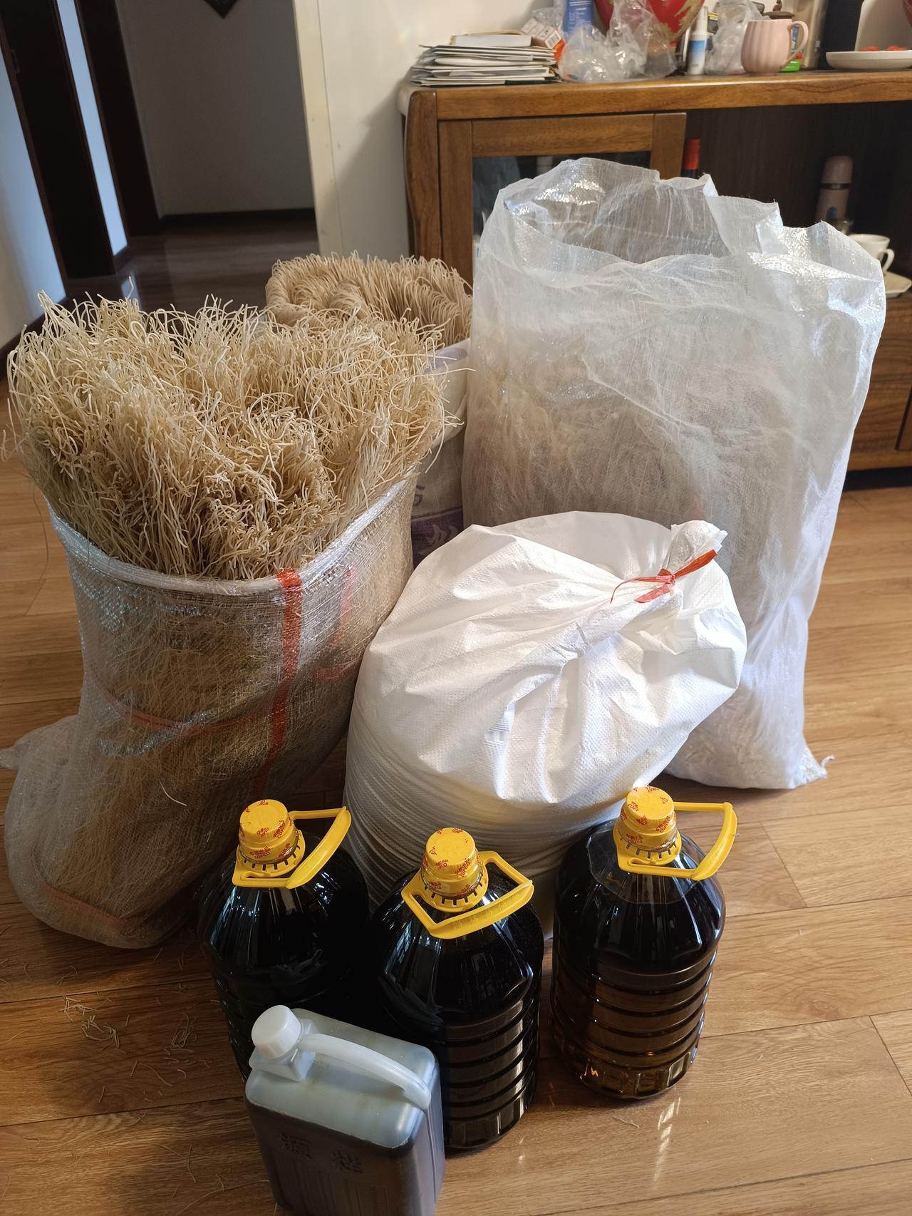 我表弟太实在了今天表弟来了，一进门让我大吃一惊，天呀，拿这么多东西，三捆粉条