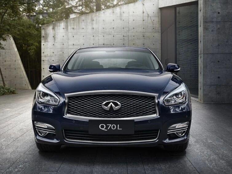 9万块的“西装暴徒”，二手英菲尼迪Q70L还香吗？朋友发来几张深蓝色轿车的照片，