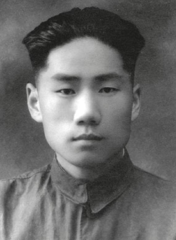 毛岸英葬在朝鲜，碑文却让毛主席”不满”原来少写了一个人的名字。说起来你可能不
