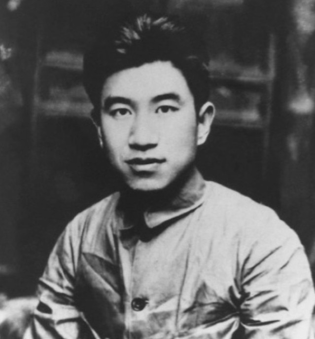 1934年，化装成商人的张子华，不幸被捕。敌人审讯他时，他讲一口浓重的家乡口音，