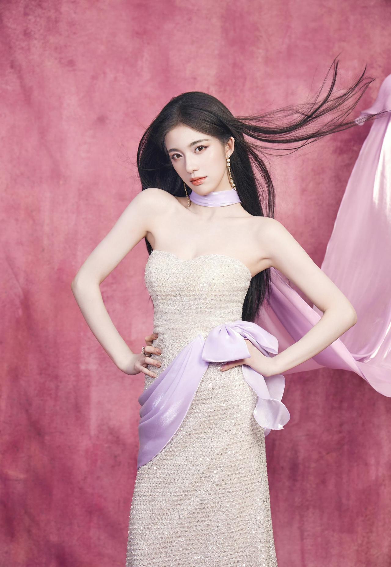 银白碎钻缀满裙身，像揉碎了一整片星河。黑长直发轻扬，眼波流转间，是清冷又明媚的氛