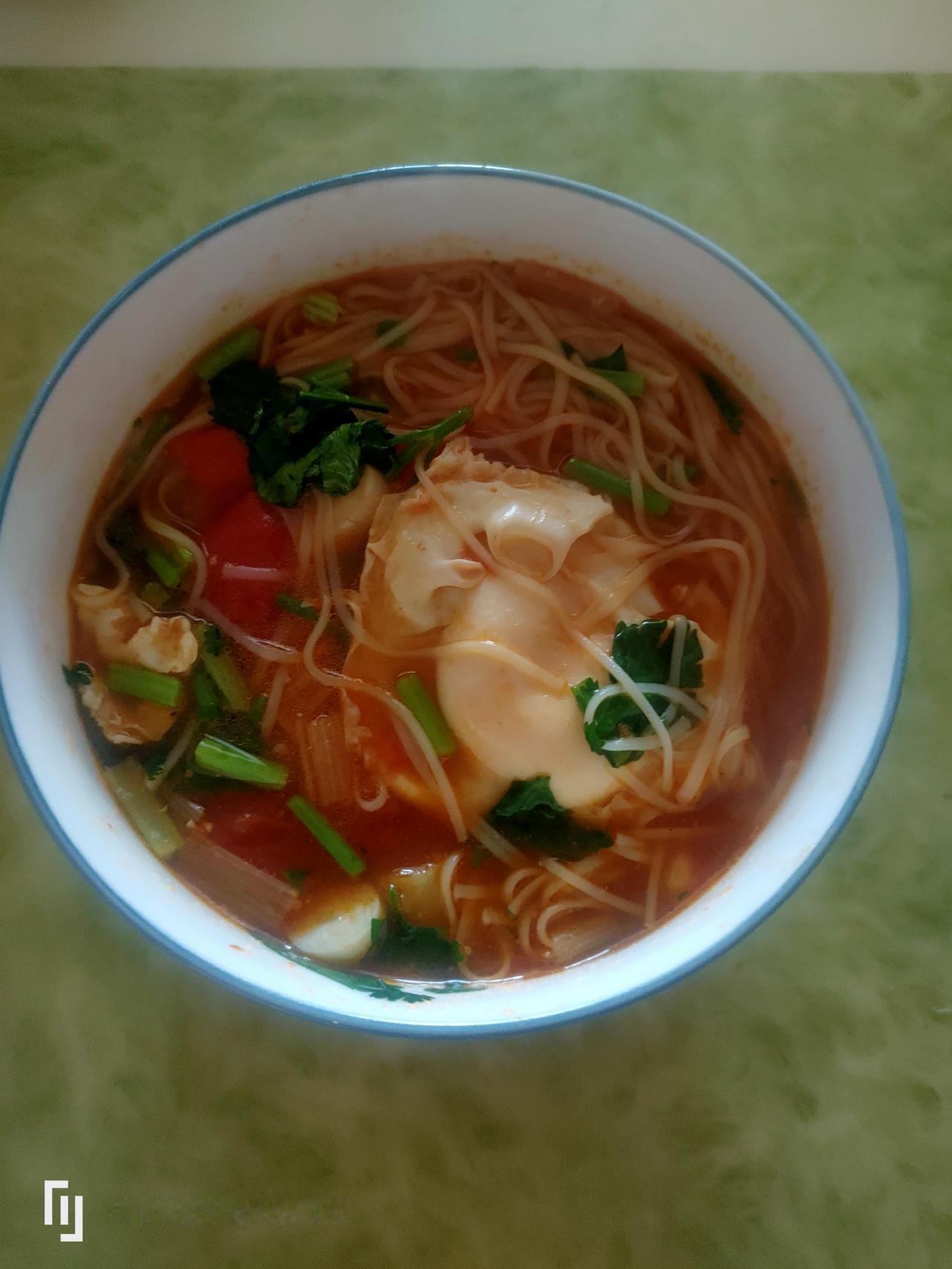 我同事最近吃东西时，总感觉嗓子里卡了东西。他的父亲和祖父都因食道癌离世。他越