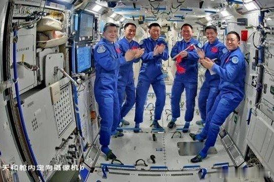 凤凰新闻【推迟返回！神舟二十二号飞船待命，6人在轨飞行，面临啥挑战？】神舟二十号