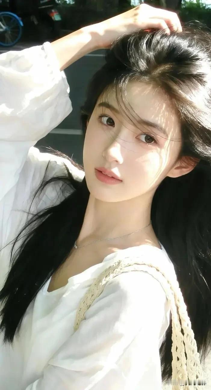 光之影阳光下的少女，黑发飘逸，清新自然。自然清新美少女