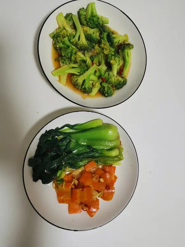 减肥主要靠吃得少还是锻炼呢?减肥靠吃得少还是锻炼，这得看个人情况。锻炼能加快