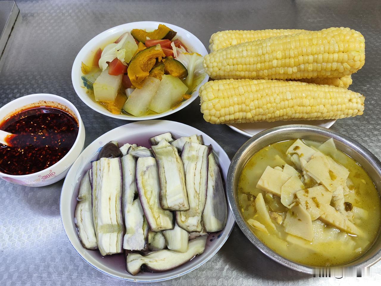 五月十三日午餐分享来啦。有蒸茄子配蘸水，有蔬菜汤（打卡三十六天），有煮糯米玉米，
