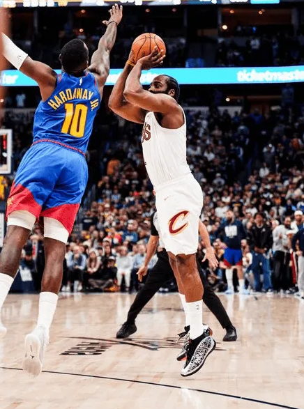 NBA常规赛后，骑士官方晒出哈登迎着哈达威命中关键三分的照片：“只为此刻而生！