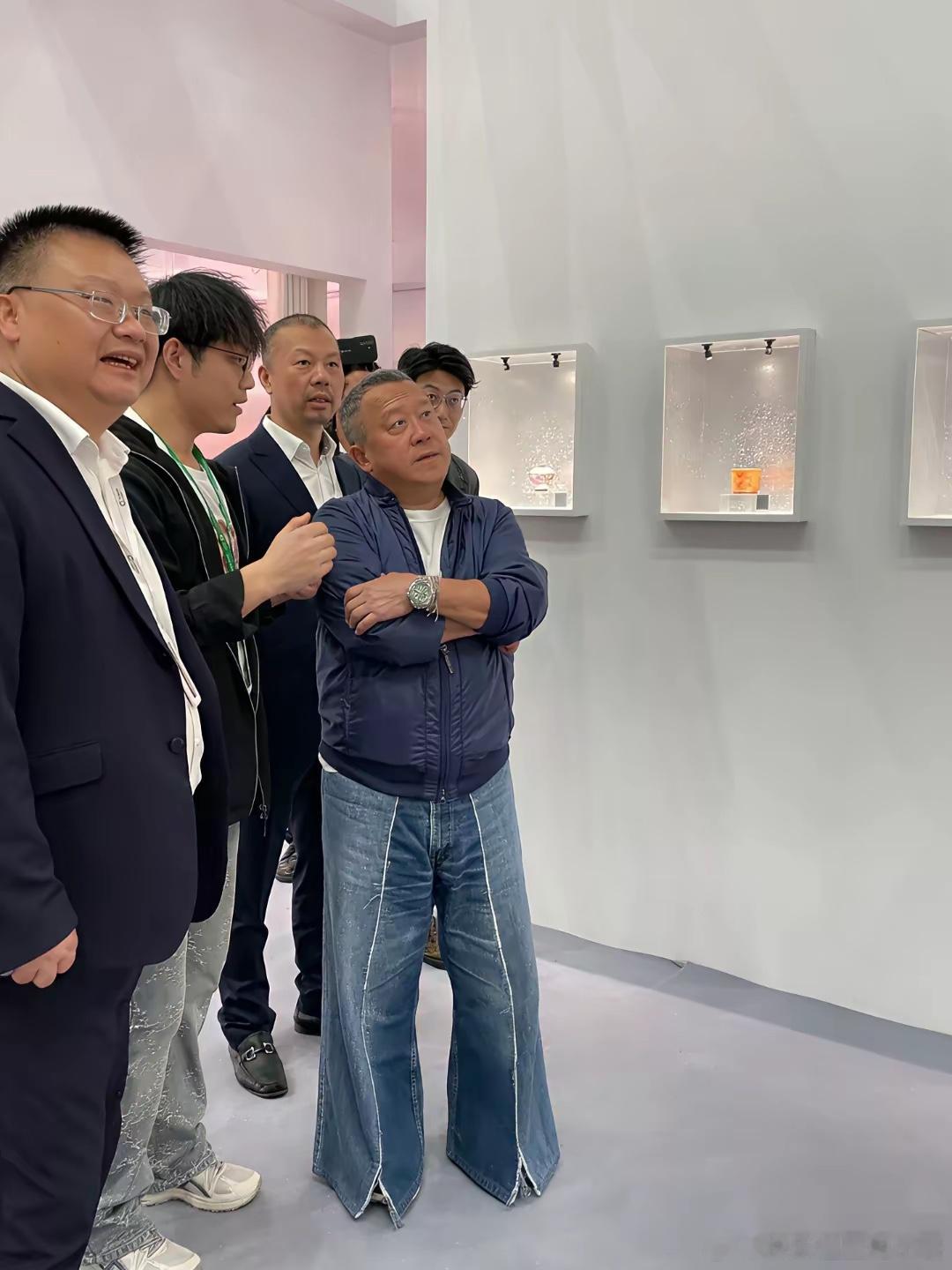 曾志伟是不是把他女儿不要的裤子穿出来了！