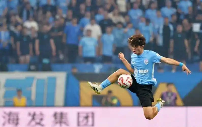 这事挺有意思的！简单来说就是：申花看上英博的吕焯毅，想买，人家不卖；英博想租申花