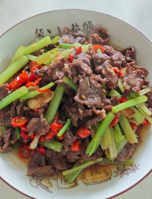 2.主题芹菜炒牛肉准备食材：芹菜，牛肉，蒜末，小米辣。做法步骤：1、牛
