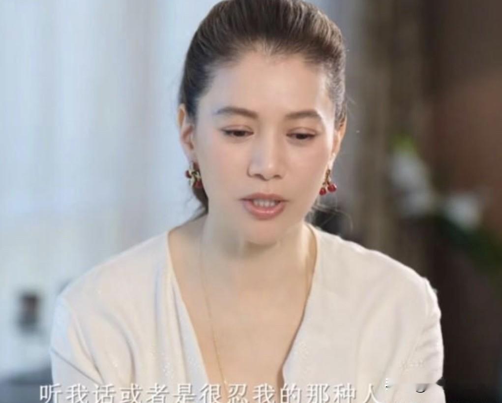 主持人问袁咏仪：“他非常的听你的话。”袁咏仪当场纠正：“他不是听我话，也不是忍我，他的想法是没必要跟