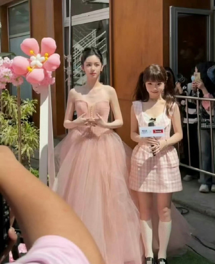 周也与白昼小熊同框，头更小头身比绝佳，第一次这么直观的感受到明星与网红差距