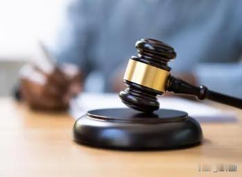 陕西安康，75岁男子想跟老伴发生关系，却遭老伴拒绝，男子遂认定老伴跟邻居有染。气