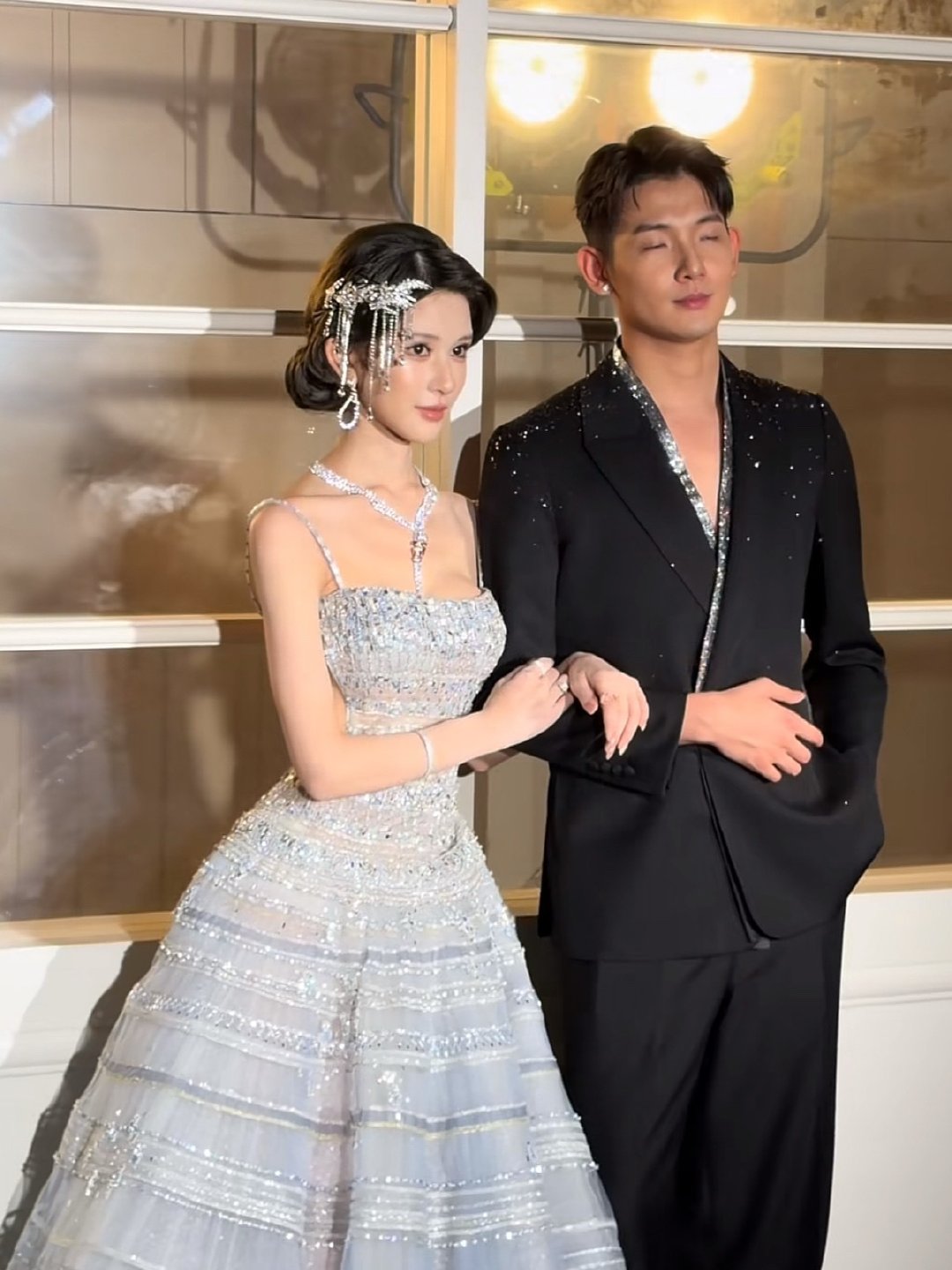 千万网红梅尼耶结婚、女方Nico黄婉均撞脸赌王千金何超莲，前几天不是才求婚吗？女方配图给人一种生无可