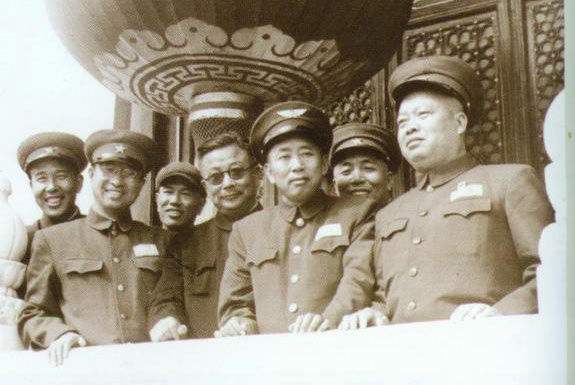 认出了一位大将，其他六位都是开国上将，有能认全的吗？