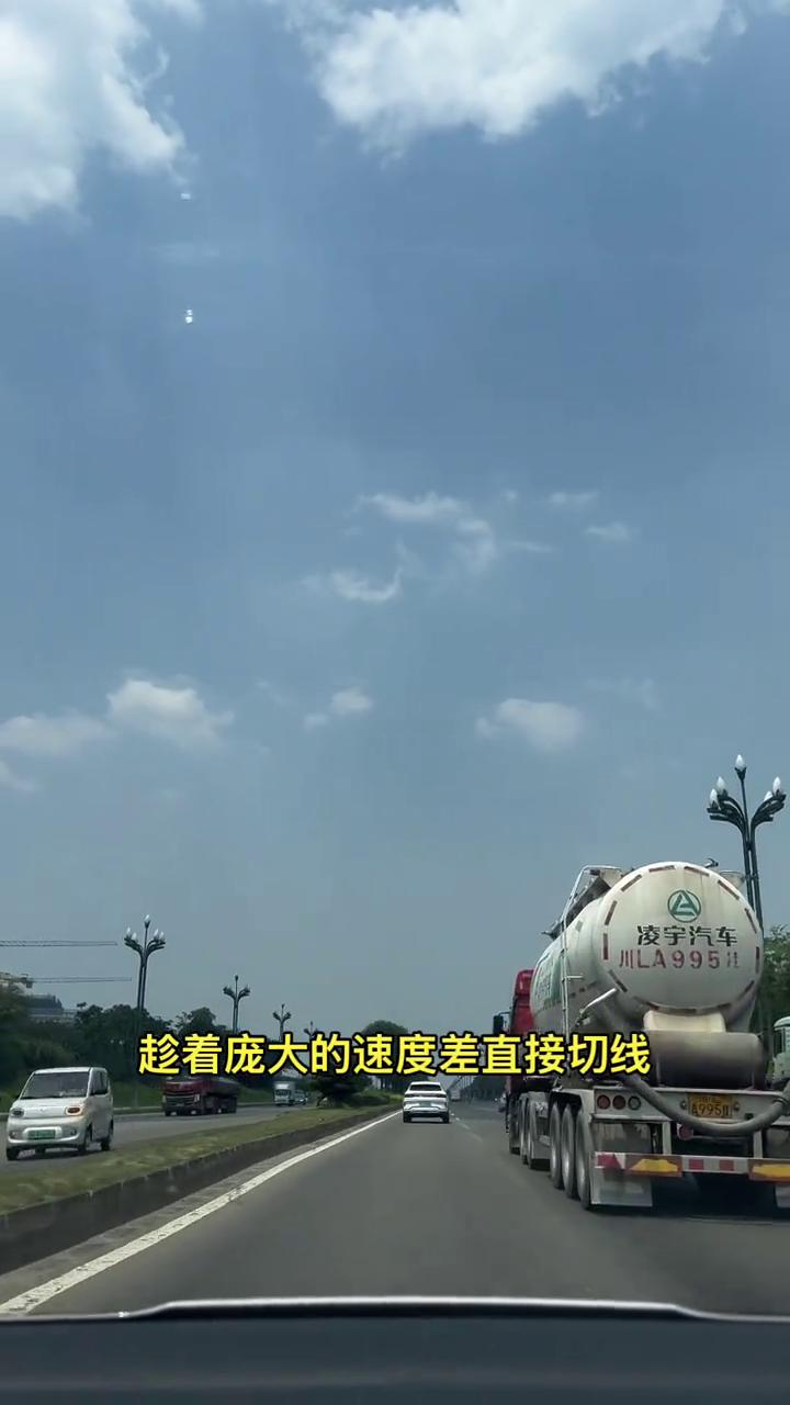 为什么总有人变道不打转向灯？其实常见的不外乎两种人。·一种是新手，脑子和手脚