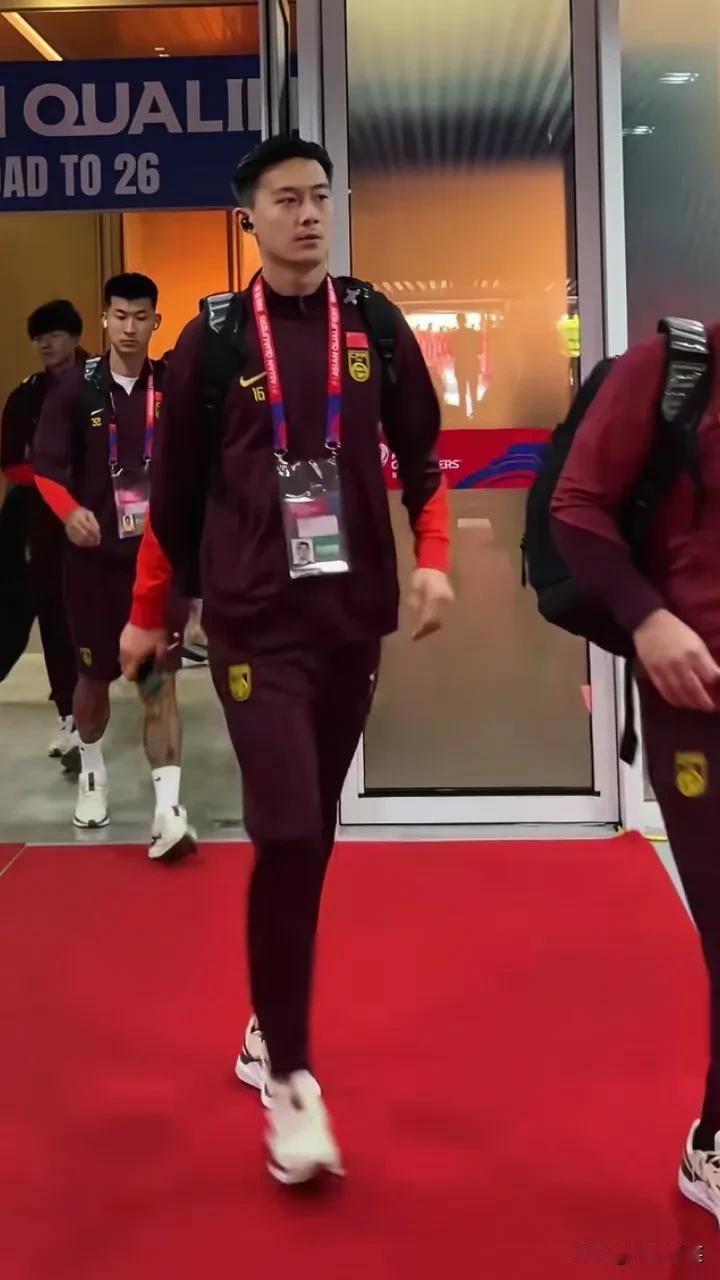 昨天，海参队拿了个大鸭蛋回国了！球迷们大喊：中国队，解散！中国队，解散！！球