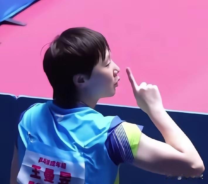 王曼昱4:0战胜陈梦后，一个小动作看出了鳗鱼的素质。鳗鱼的球迷不胜呼喊，鳗