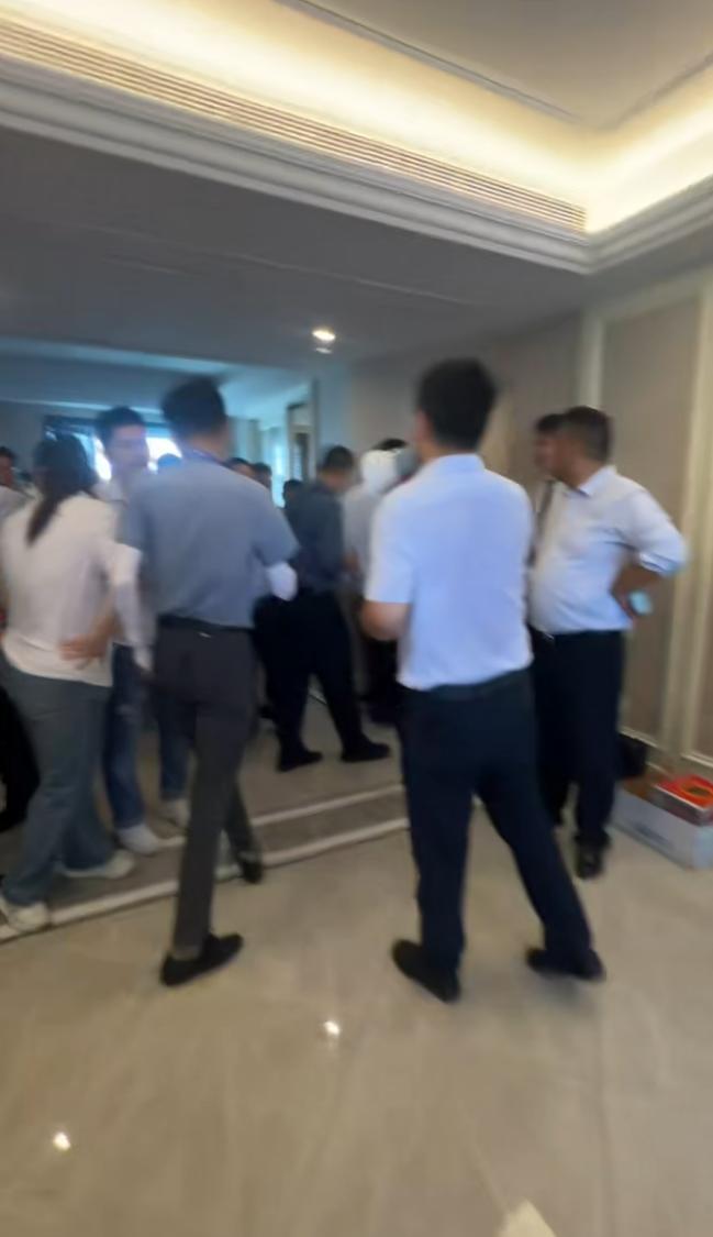 合肥庐阳区一业主卖房，号召区域中介都来了，来看房就给中介发个红包。其实不如直接把