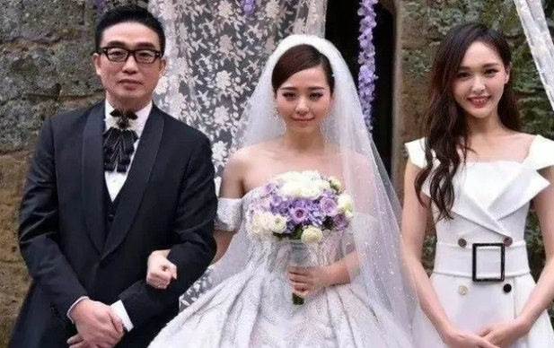 2016年，张靓颖嫁给了大19岁的老板冯珂，刘亦菲是伴娘，陈秋莳是伴郎。万万没想