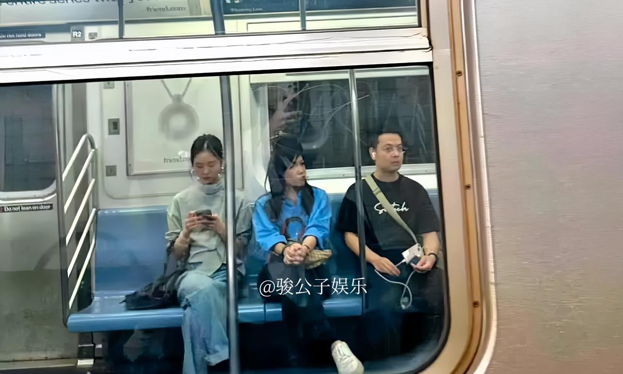 有网友在纽约地铁偶遇黄多多，这是又回纽约读书去了！她安静的坐在地铁里玩着手机，气