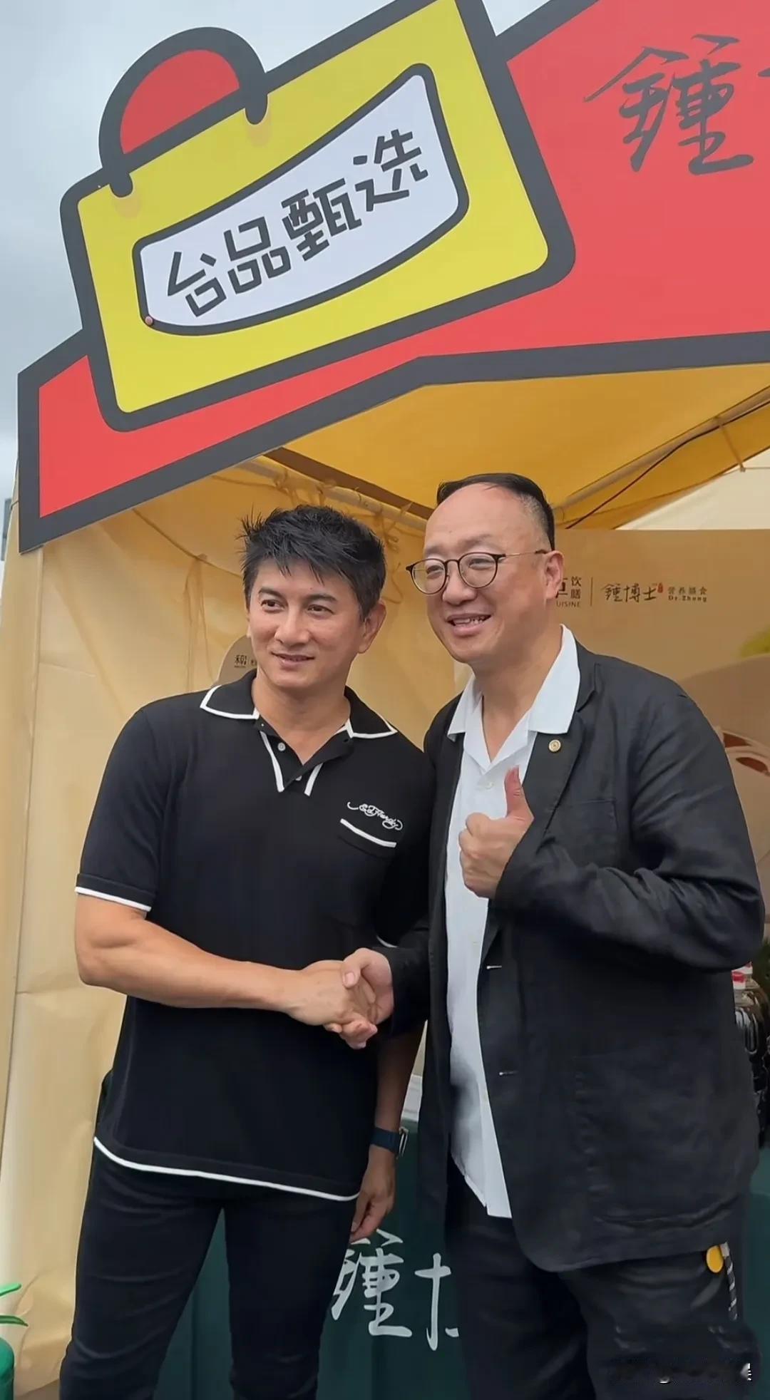 上海西岸遇见吴奇隆，左手的婚戒清晰可见。本人个子不高，身材有点五五分，肤色还有点