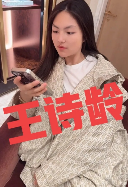 我以为的在国外读书，一年与父母见不了几次，毕竟机票也太贵了。没想到，王诗龄想